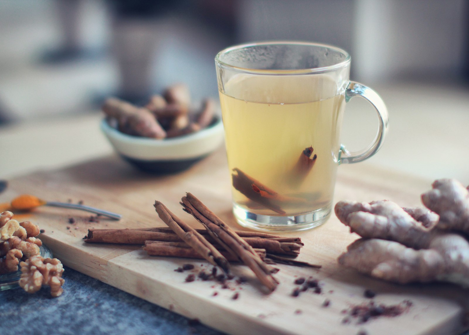 Hot whisky mac in a glass with a lemon slice on top