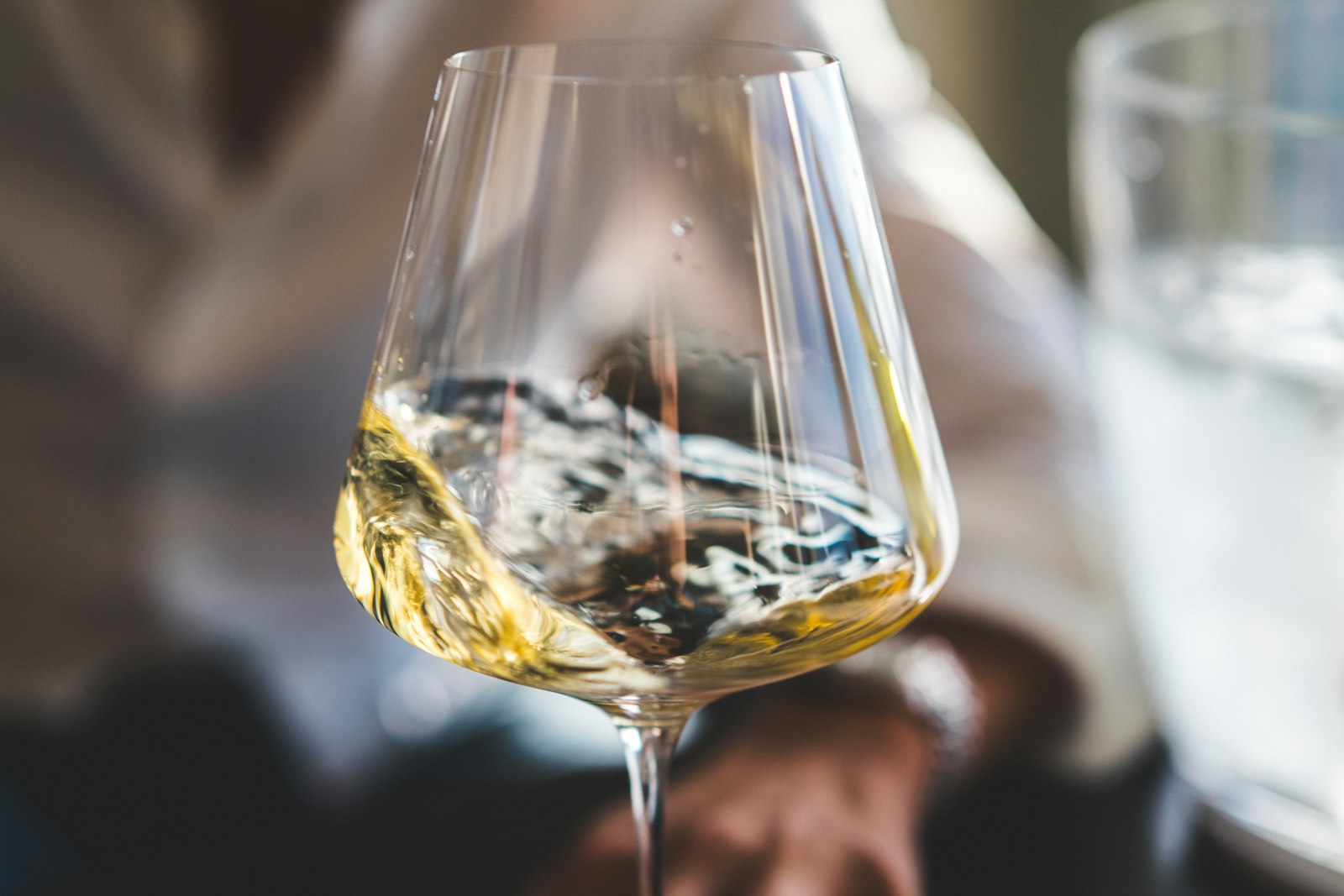 Mulled white wine in a heatproof glass with lemon peel, vanilla and star anise
