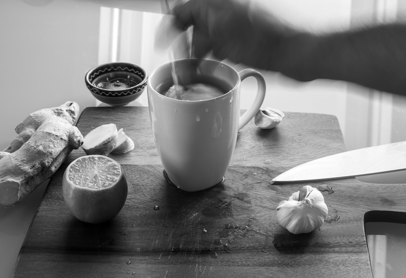 Mugs of warm spiced rum punch with orange slices, cinnamon sticks and whole cloves.