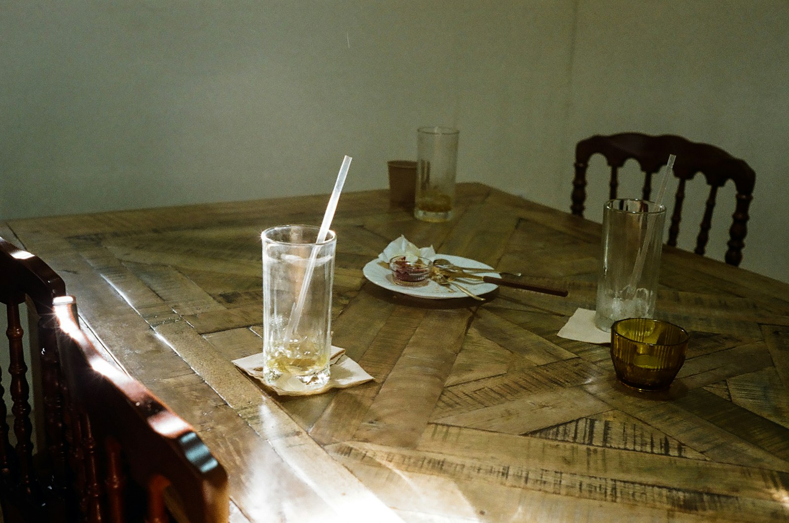 A heatproof glass of golden warm mead with an orange slice, cinnamon stick and cloves.